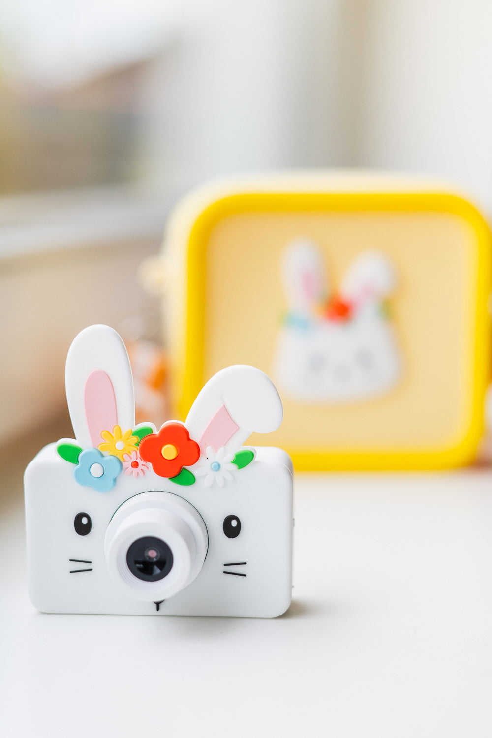 Appareil photo numérique lapin pour enfant avec sac de transport en silicone jaune en arrière-plan