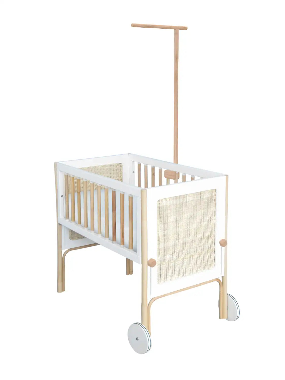 Berceau cododo en bois blanc et rotin avec un design naturel et apaisant, avec option flèche de lit. Théo Bébé.