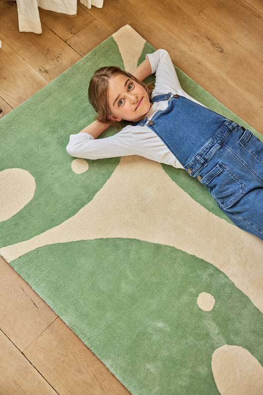 Bleuu-studio, tapis en coton bio pour chambre enfant. Idéal pour chambre enfant, tapis rectangulaire confortable. Vert et beige.