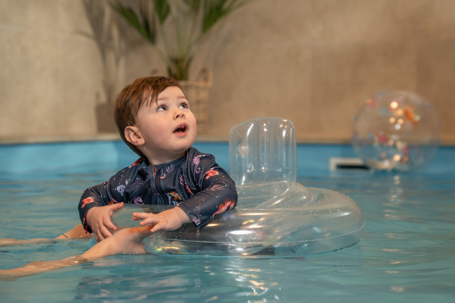 Bouée pour enfant de 2 ans. Accessoire piscine indispensable pour la découverte de la piscine. Avec siège confortable et rassurant. Design ludique avec paillettes confettis. 