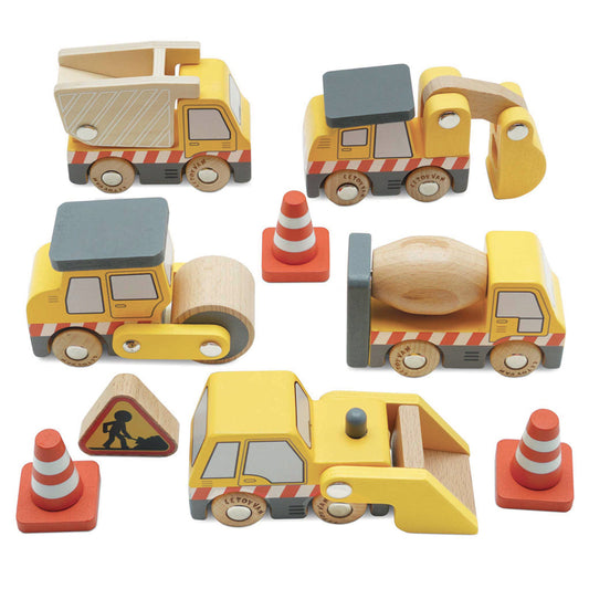 Camions en bois. Jouet enfant 3 ans, set de 5 véhicules de chantier aux couleurs jaune, gris, orange et bois naturel. Accessoire en bois fsc panneau chantier et plots.