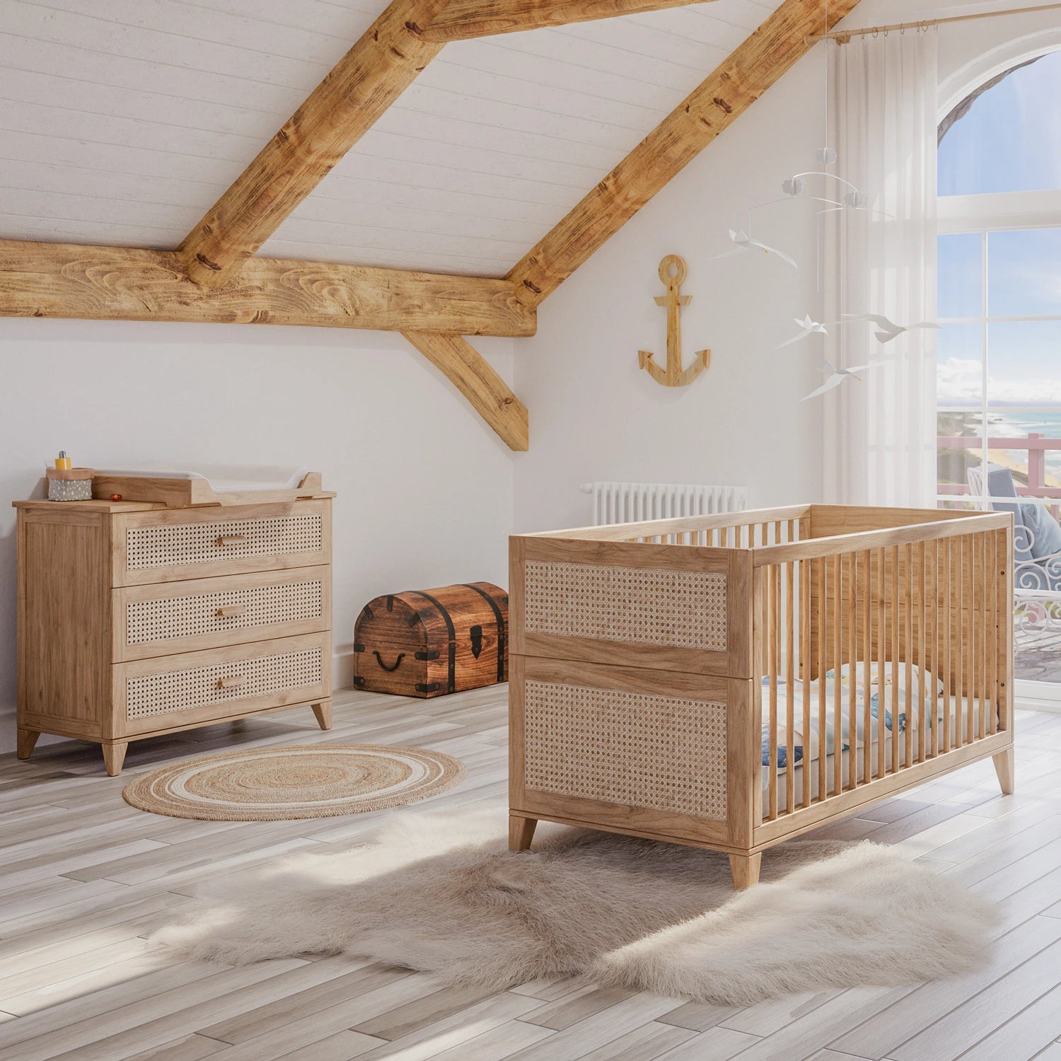 Chambre bébé avec lit évolutif en bois et rotin et décoration naturelle