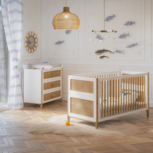 Chambre de bébé avec lit évolutif en bois massif blanc

