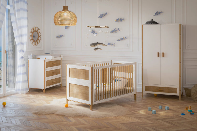 Chambre de bébé avec lit évolutif en bois massif blanc

