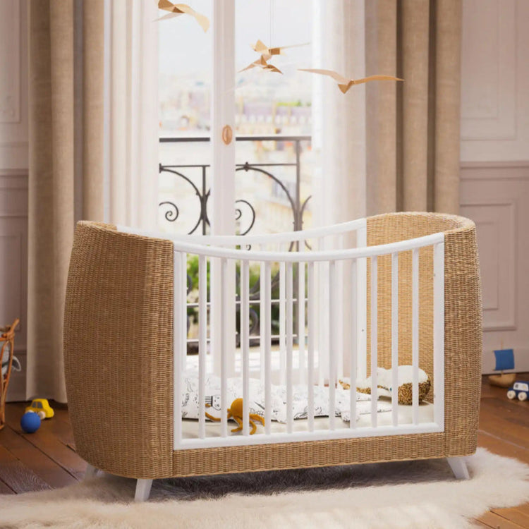 Chambre bébé avec lit évolutif en rotin naturel