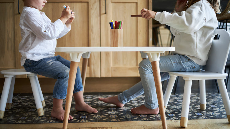 Enfants coloriant sur une Coloritable.Jeu éducatif Montessori – Table de coloriage réutilisable pour enfant