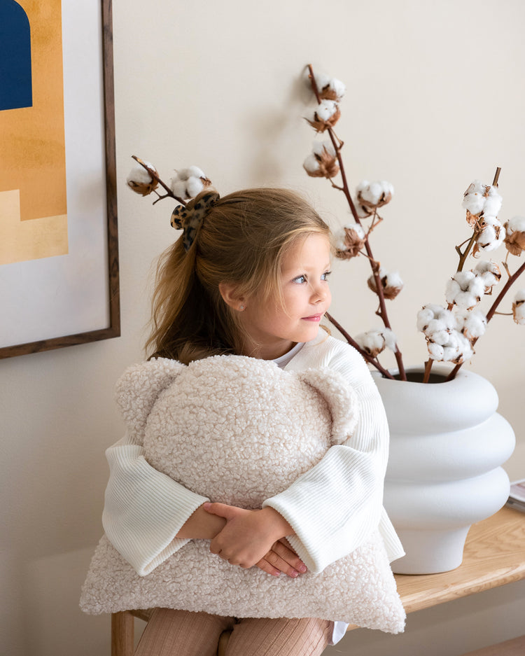 Coussin doux et confortable, idéal pour les temps calmes ou pour décorer un espace dédié aux enfants. En tissu peluche blanc, avec une forme trop mignonne d'ourson. Léger, facile à tenir dans les bras et réconfortant. 