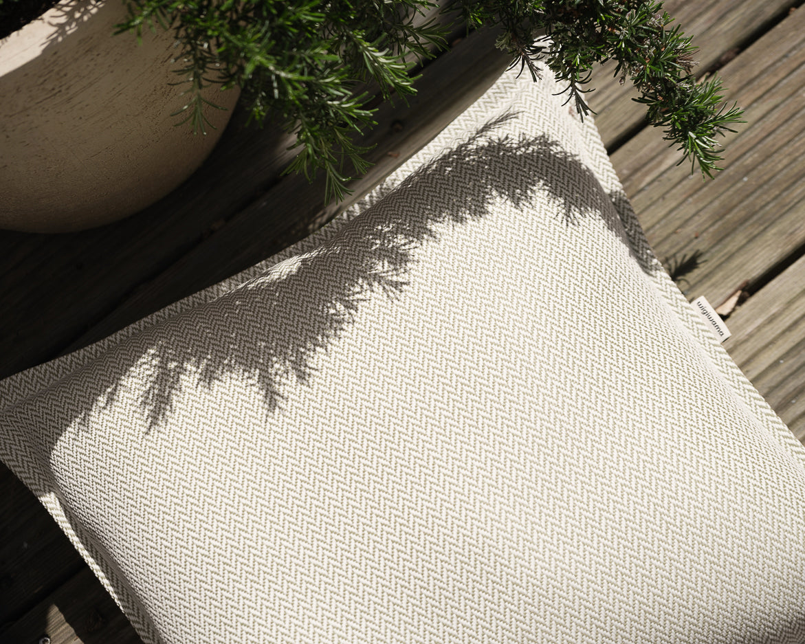 Coussin outdoor en tissu recyclé pour enfants, coloris beige terra