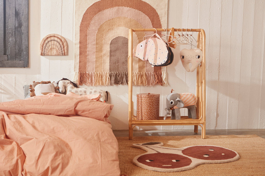 Inspiration décoration chambre enfant. Ton neutre et lumineux, tapis cerise amusant et doux OYOY MINI de couleurs beige et rouge. 