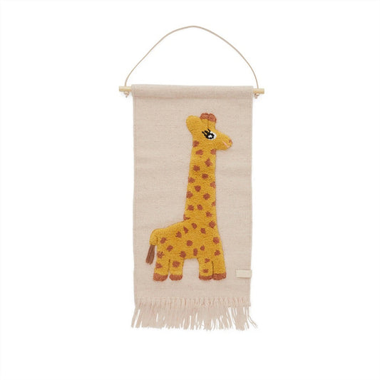 Décoration murale à suspendre, en laine et coton. Adorable motif de girafe sur fond rose pâle. Idéal pour décorer avec créativité une chambre de fille ou de bébé. OYOY Mini.