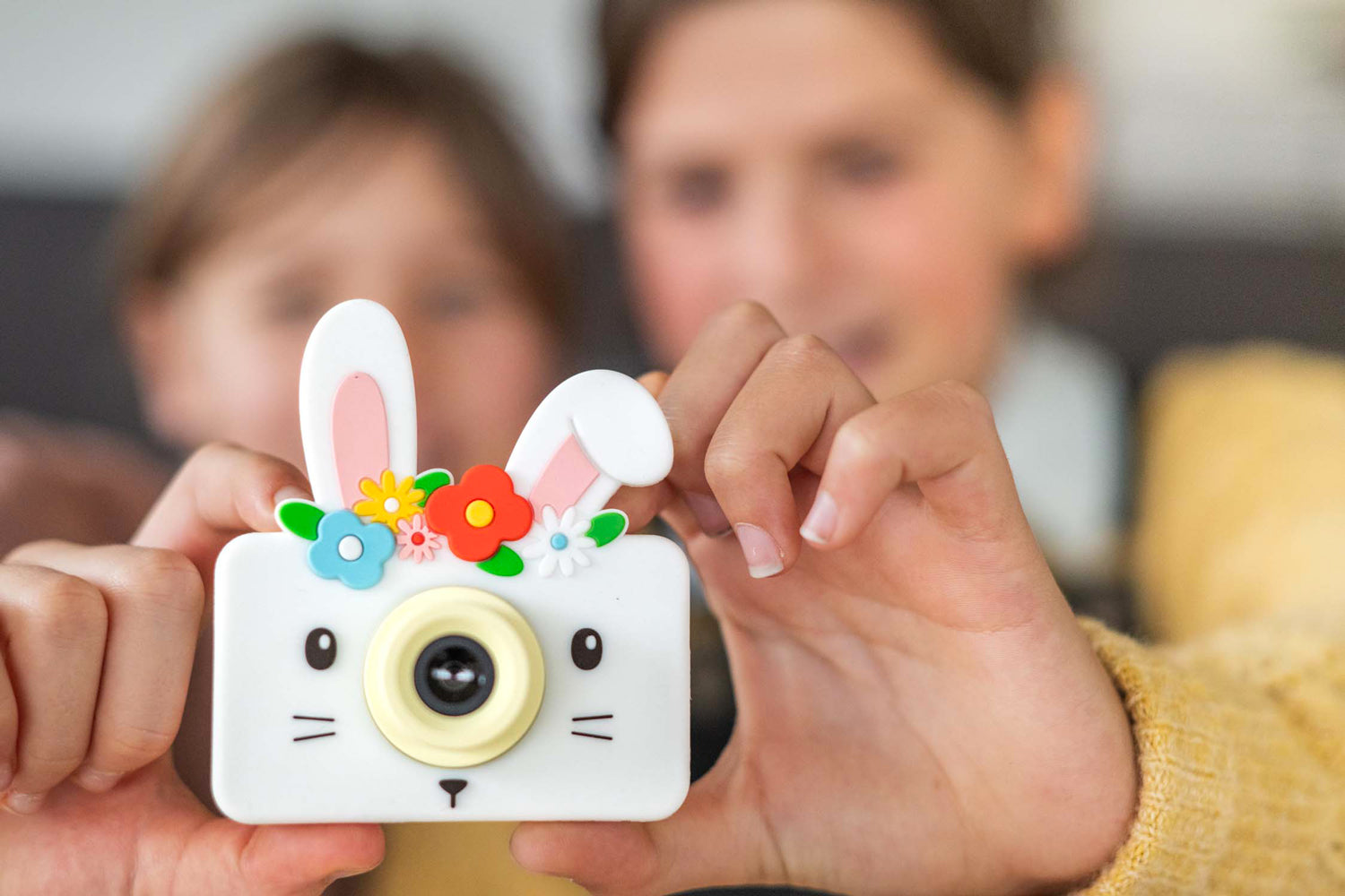 Mode selfie – enfant prenant une photo de lui-même avec l’appareil photo numérique lapin