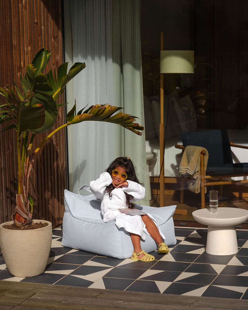Fauteuil enfant bleu azur Wigiwama près de la piscine