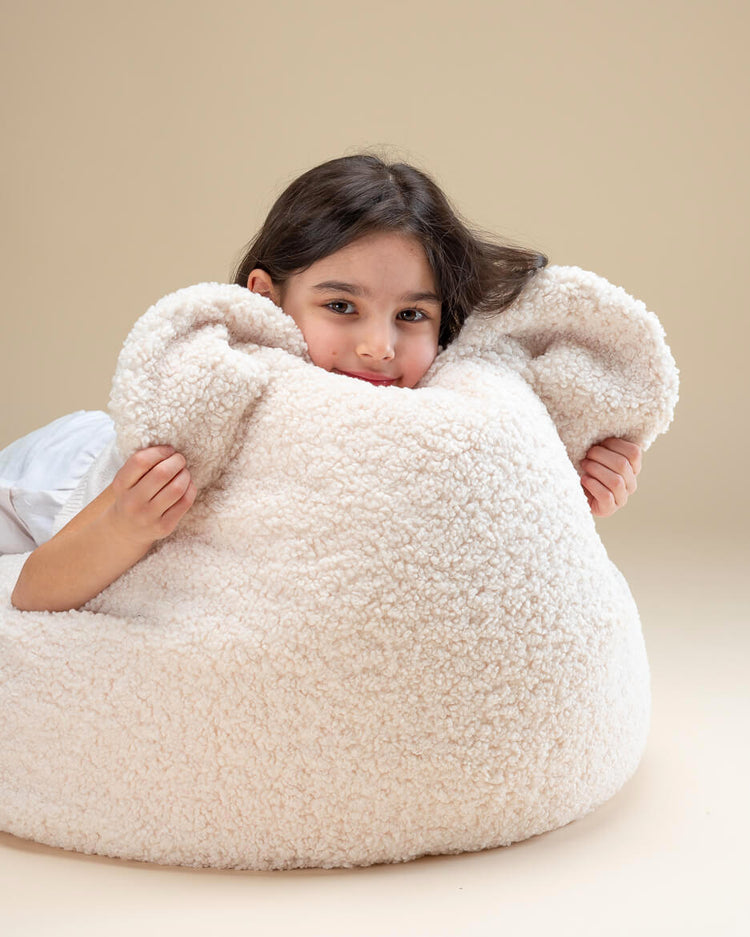 Pouf pour chambre d'enfant. Ourson blanc, tissu bouclettes moumoute. Doux et confortable. Ecofriendly. Wigiwama