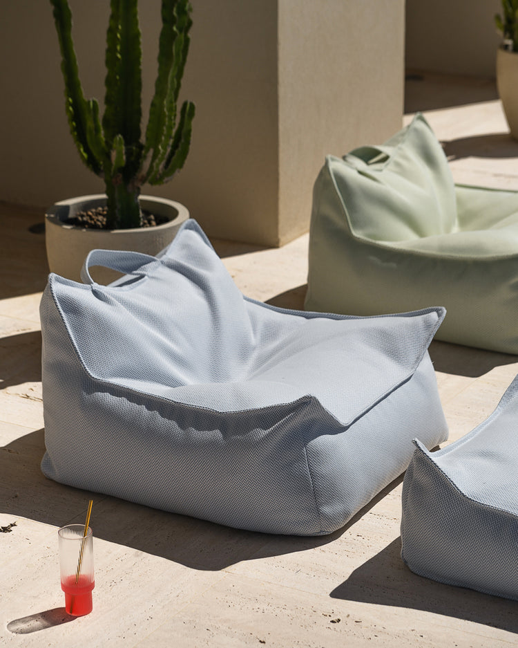 Fauteuil enfant extérieur bleu azur Wigiwama sur une terrasse ensoleillée