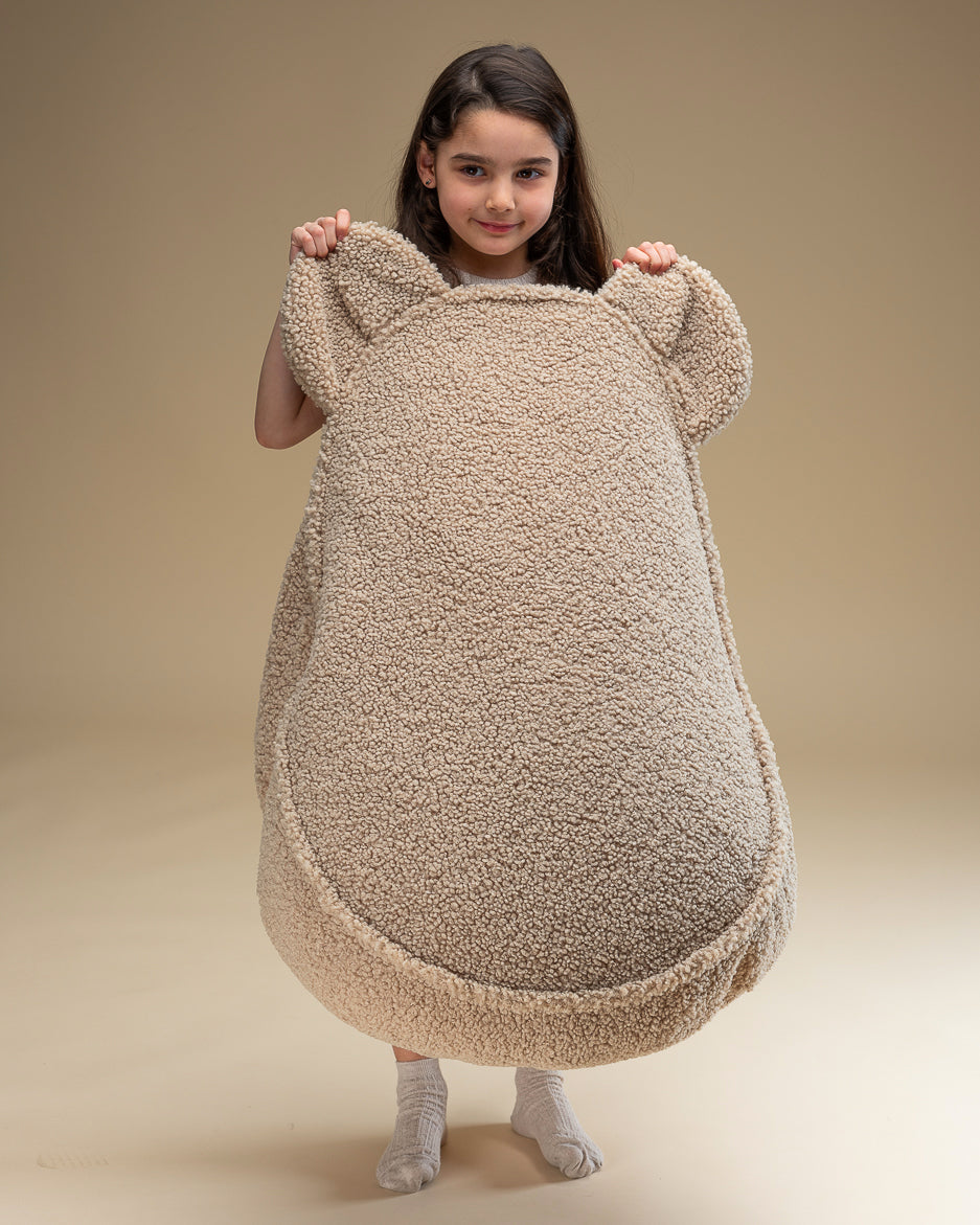 Fauteuil enfant en peluche beige, léger et facile à déplacer.