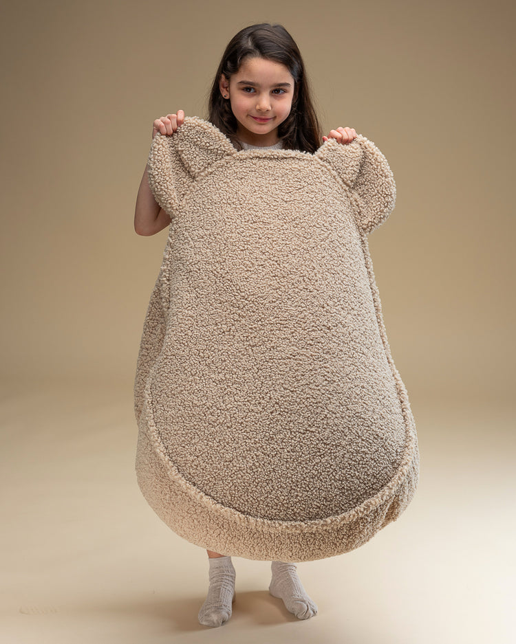 Fauteuil enfant en peluche beige, léger et facile à déplacer.
