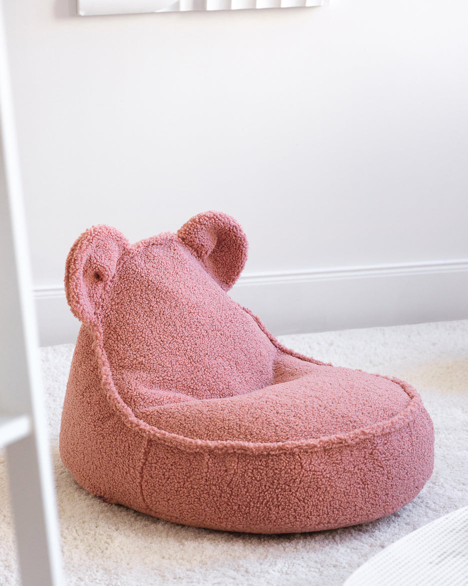 Fauteuil enfant rose en peluche teddy doux et confortable. Pour une décoration de chambre tendance. Wigiwama