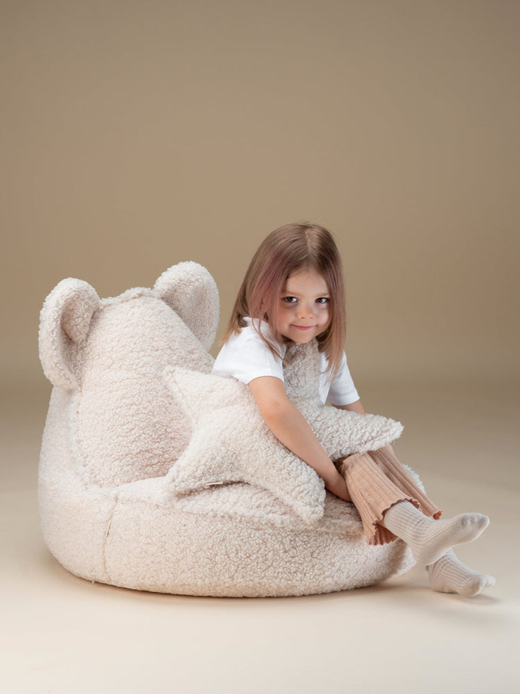 Fauteuil confortable pour enfant, en forme d'ourson avec oreilles. Moumoute blanc. Existe aussi dans d'autres couleurs : marron érable, beige biscuit. Idéal dès 3 ans.
