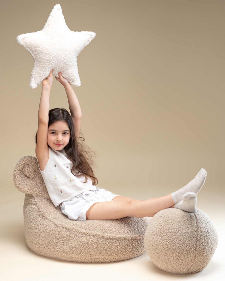 Fauteuil enfant en peluche beige, parfait pour un coin lecture douillet