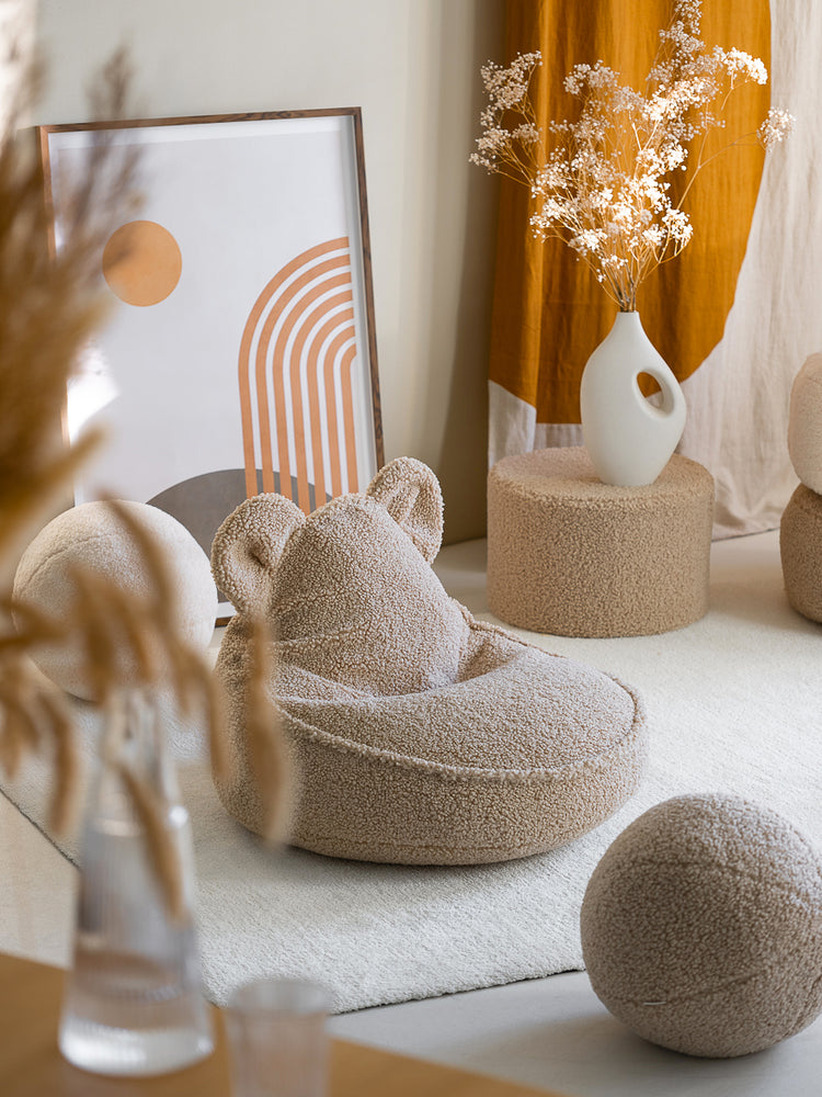 Fauteuil peluche design beige pour chambre d'enfant, confortable et élégant