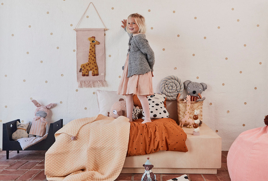 Idée déco pour chambre fille. Tapisserie décoration murale avec girafe sur fond rose. Accessoire original. Création OYOY Mini élégante et ludique.