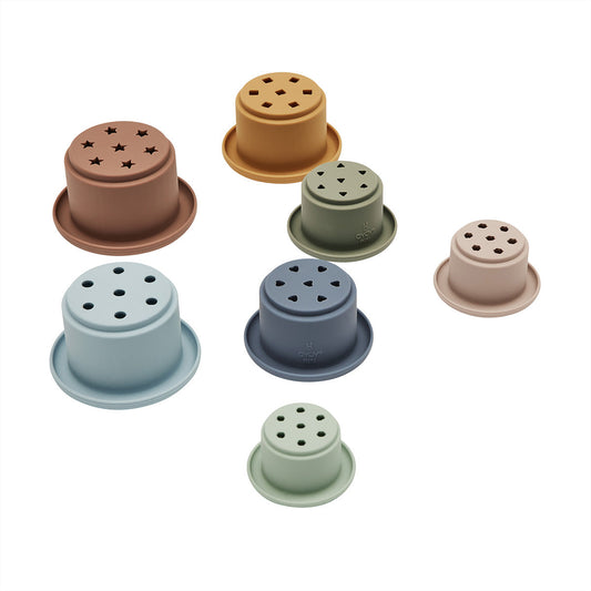 Jouet d'éveil en silicone doux pour bébé. Gobelets percés à empiler. Jouets d'éveil ludique et amusants, idéal pour le bain. Facile à nettoyer, durable en silicone. OYOY MINI