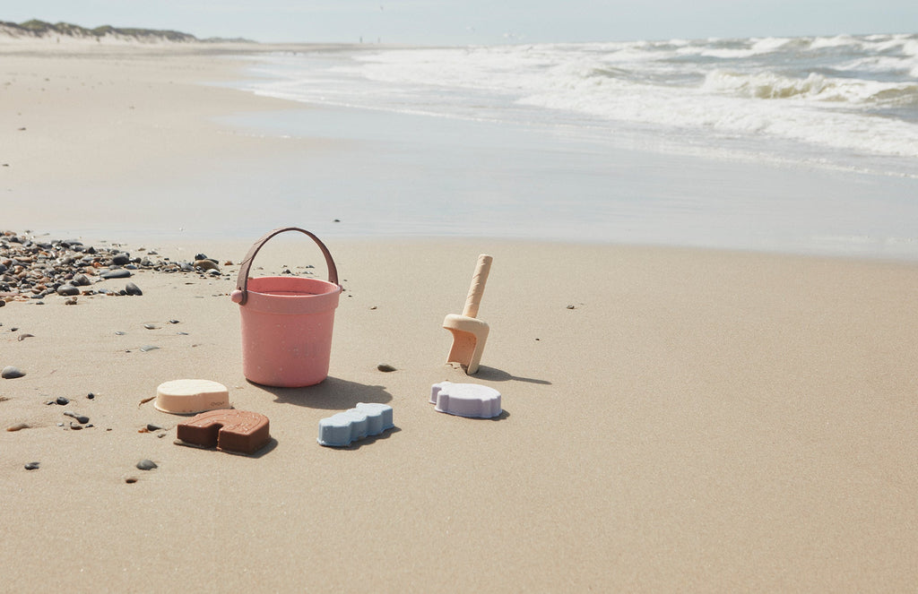 Activité de plein air pour l'été, emmenez les enfants à la plage s'amuser avec ce kit d'accessoires de plage en silicone. Seau silicone couleur corail, pelle et 4 formes en silicone.