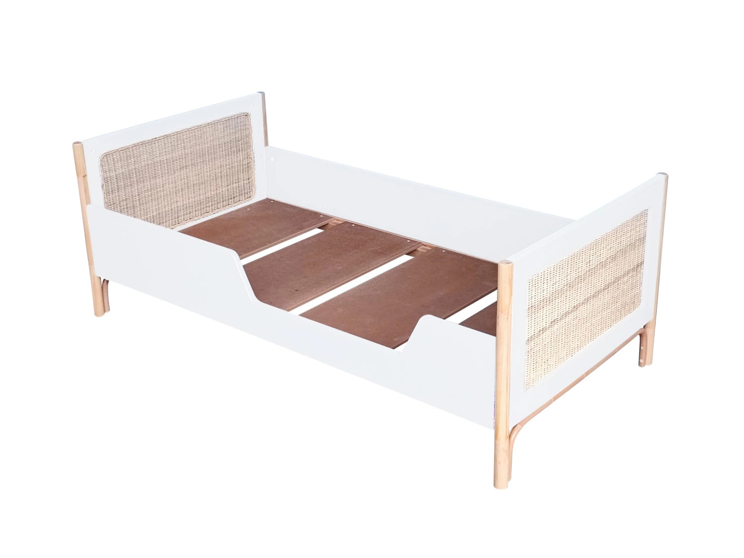 Lit bébé évolutif 70x140 en bois blanc transformé en couchage ouvert