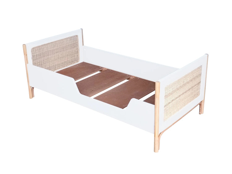 Lit bébé évolutif 70x140 en bois blanc transformé en couchage ouvert