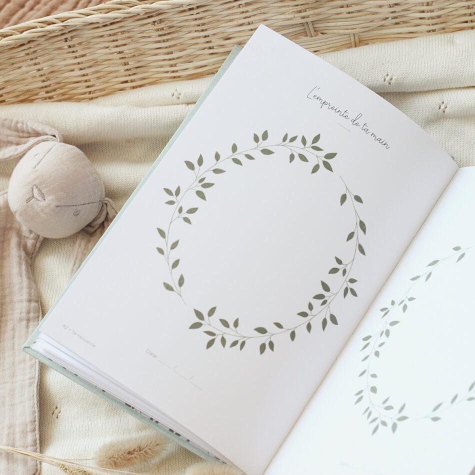 Idée cadeau de naissance originale : livre souvenirs à remplir, avec emplacement pour les empreintes de bébé
