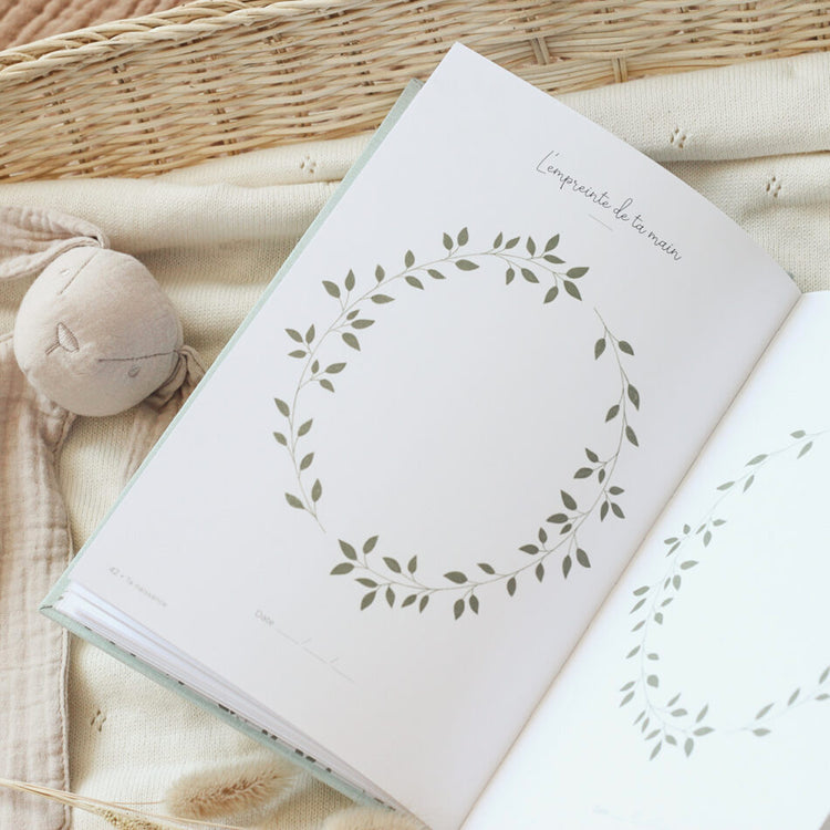 Idée cadeau de naissance originale : livre souvenirs à remplir, avec emplacement pour les empreintes de bébé