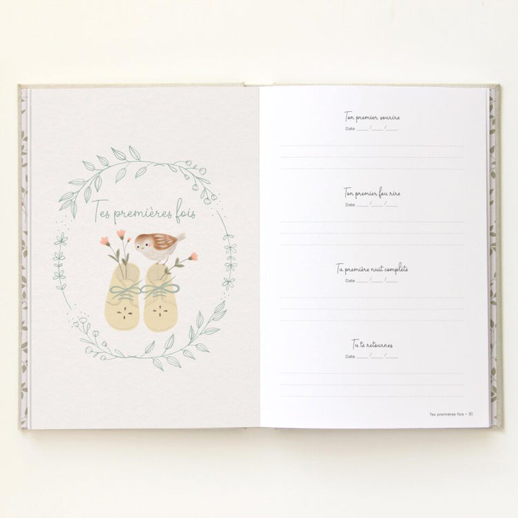 Livre souvenirs Zü ouvert avec pages à remplir pour raconter les premières fois.