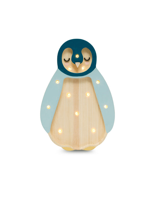 Veilleuse animaux : bébé pingouin en bois naturel clair, robe bleu ciel, tête bleu fondée et pieds jaune. Parsemé de 12 petites ampoules LED pour un éclairage doux et rassurant. Veilleuse Little Lights