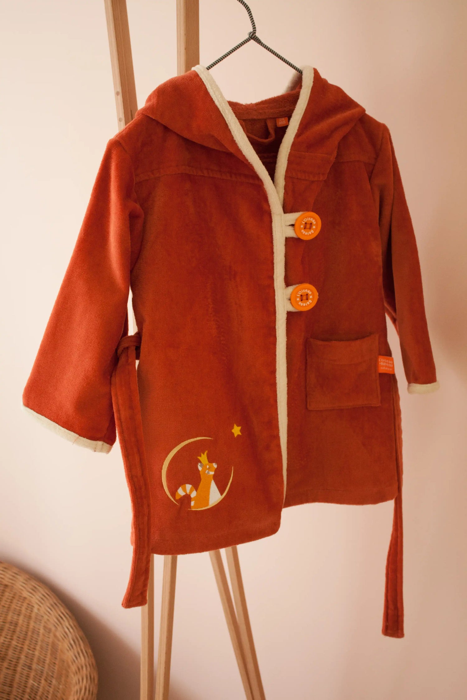 Peignoir de bain doux pour bébé, capuche avec motif animal brodé, personnalisé. Panda roux, coloris terracotta.