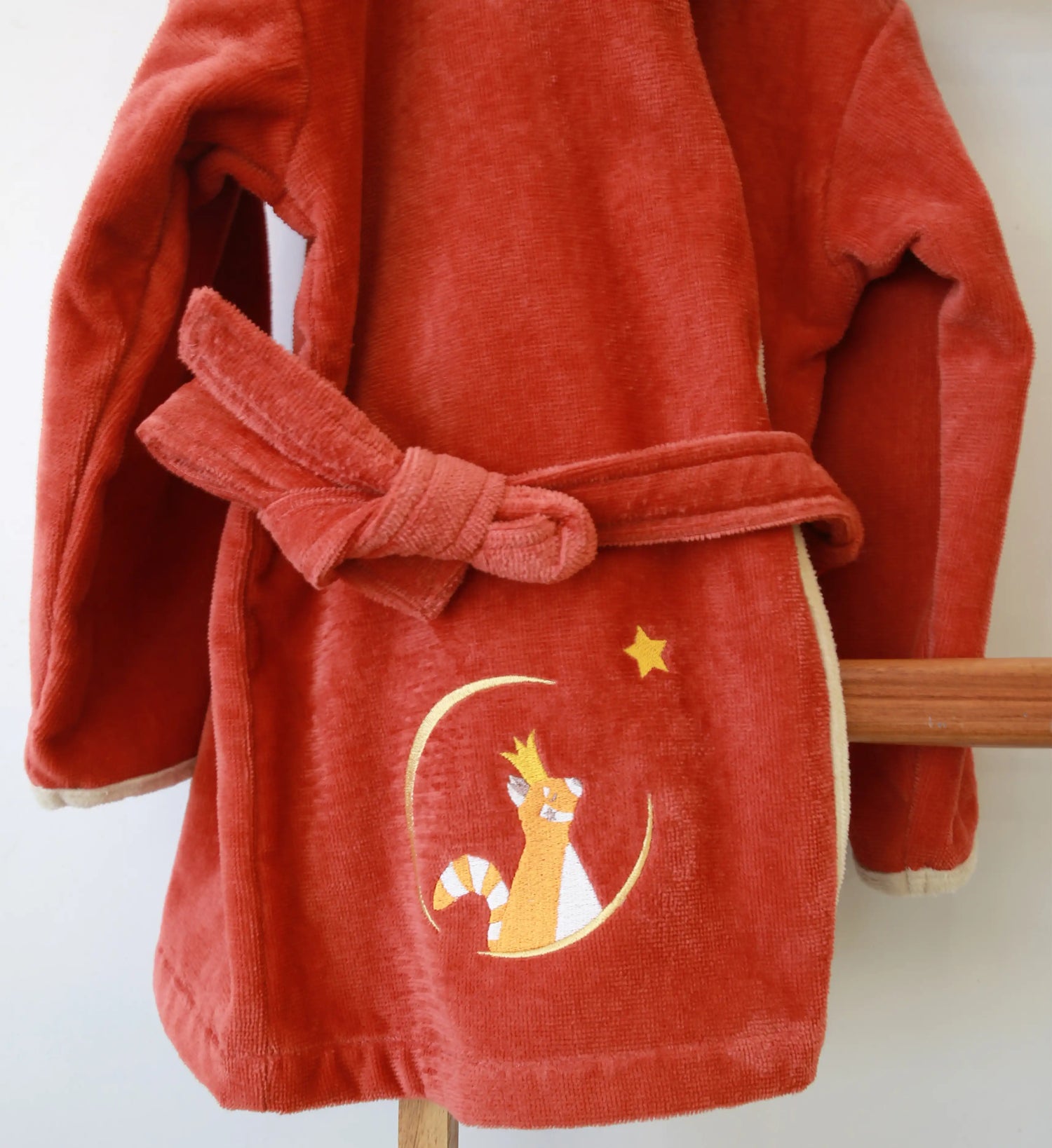 Peignoir fille personnalisé avec prénom brodé, fermeture facile avec ceinture. Couleur terracotta, panda.