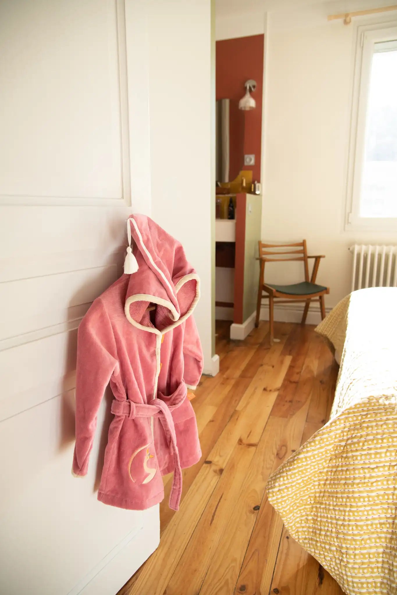 Peignoir fille personnalisé avec prénom brodé, fermeture bouton gomme