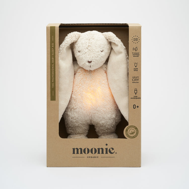 Peluche pour endormir bébé Moonie, lapin beige sable avec veilleuse et sons apaisants.