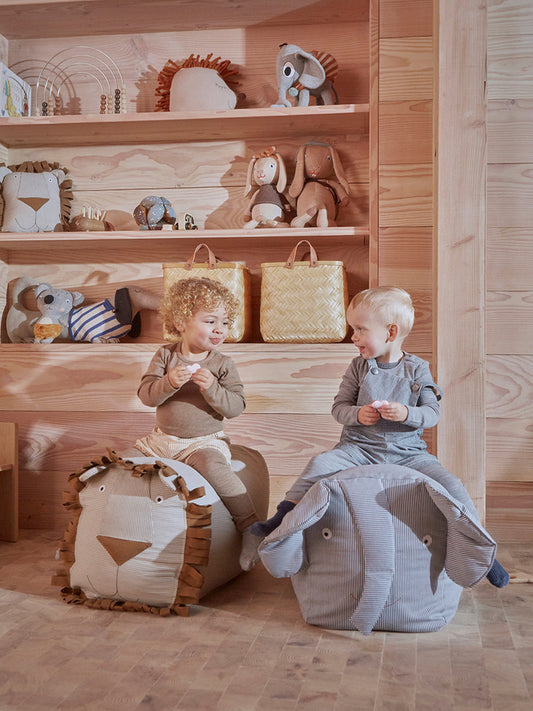 Inspiration déco chambre d'enfant avec ces poufs pour enfant créés par la marque danoise OYOY MINI. Tendance, original, ludique. Pouf en forme de lion. 