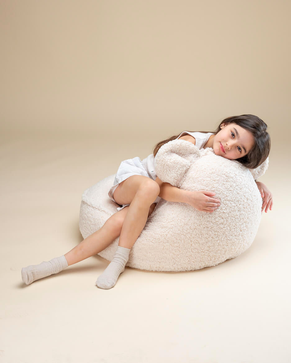 Pouf nounours enfant en moumoute beige, une touche de douceur pour une chambre bébé