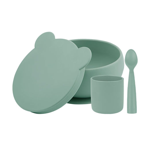 Set repas pour bébé en matériaux sains : silicone de qualité alimentaire. Coloris vert sauge, doux et apaisant. Coffret composé d'un bol à ventouse et son couvercle, d'une cuillère bébé et d'un gobelet.