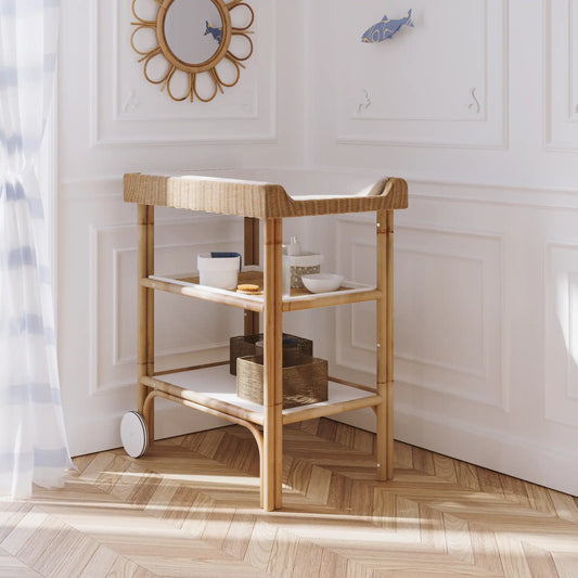 Table à langer en rotin et bois blanc, pratique et fonctionnelle