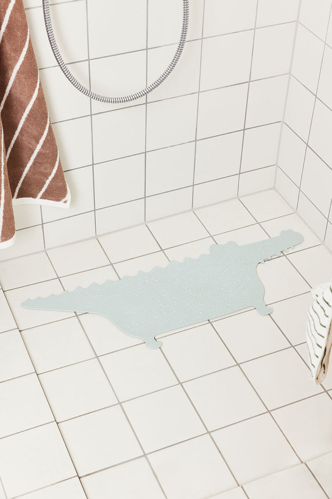 Tapis de baignoire bleu antidérapant, avec ventouse. Pour douche ou baignoire, en forme de crocodile, couleurs bleu menthe pastel. Création originale OYOY MINI. 