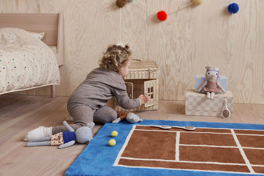 Tapis enfant terrain de tennis laine et coton. Bleu et caramel. OYOY MINI.