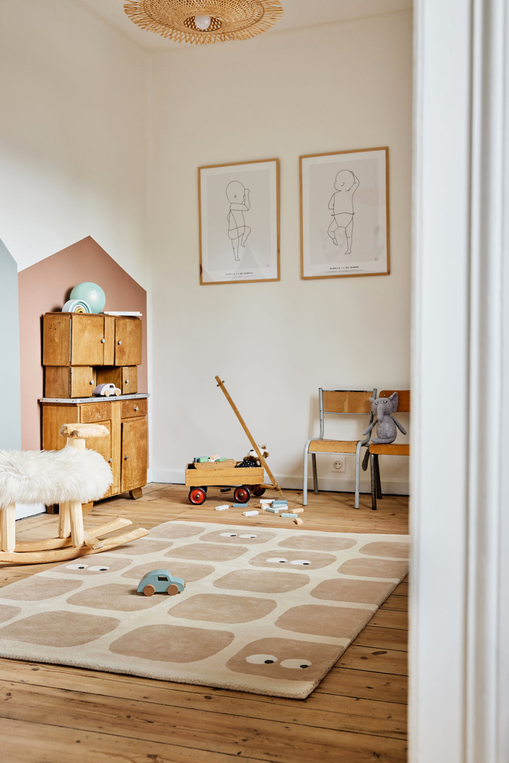 Inspiration décoration naturelle et neutre pour chambre enfant. Tapis doux en coton, motifs amusants et délicats. Bleuu-studio.