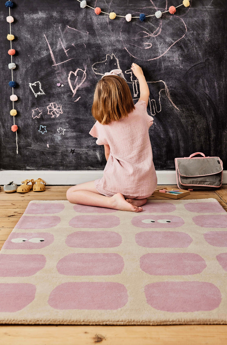 Tapis enfant doux et moelleux. Tufté à la main en coton. Durable, écoresponsable. Bleuu-studio.