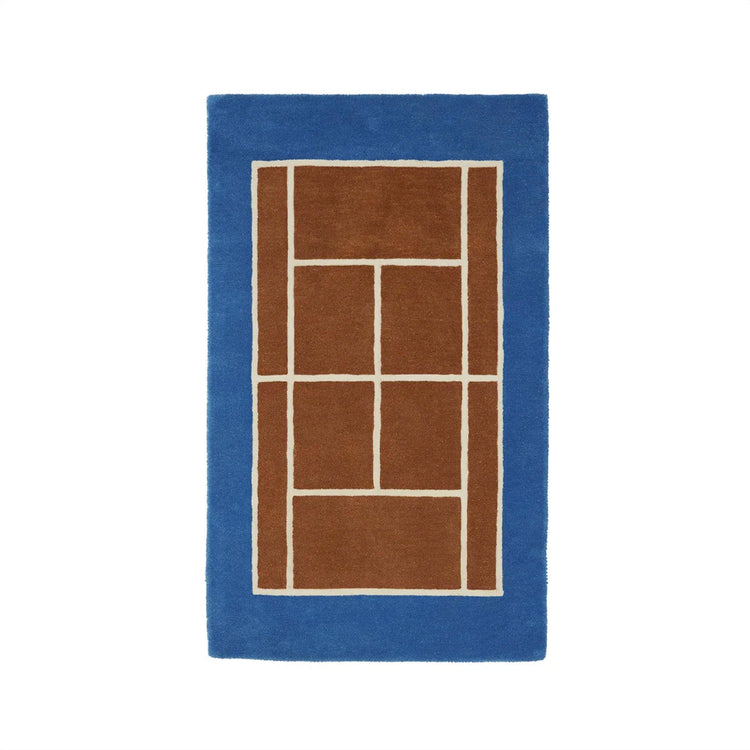 Tapis en forme de terrain de tennis terre battue. Marron caramel, bleu. 