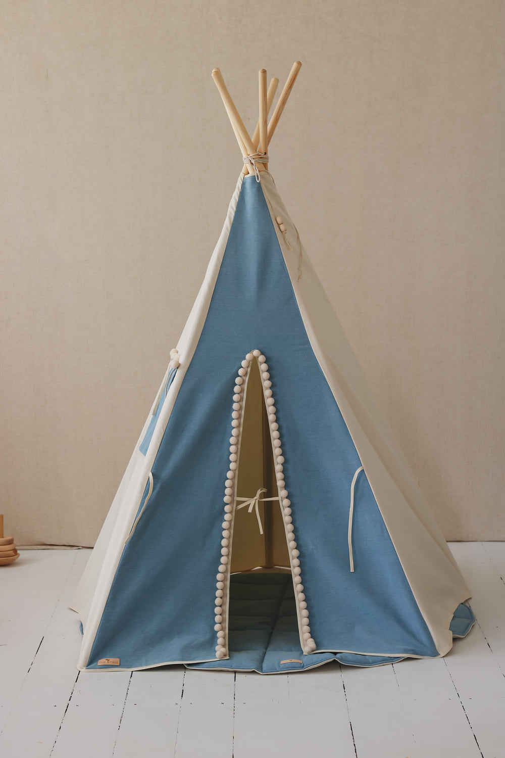 Tipi bleu jeans en coton. Poteaux en pin, pompons, coton oekotex. Moi Mili, fabrication européenne.