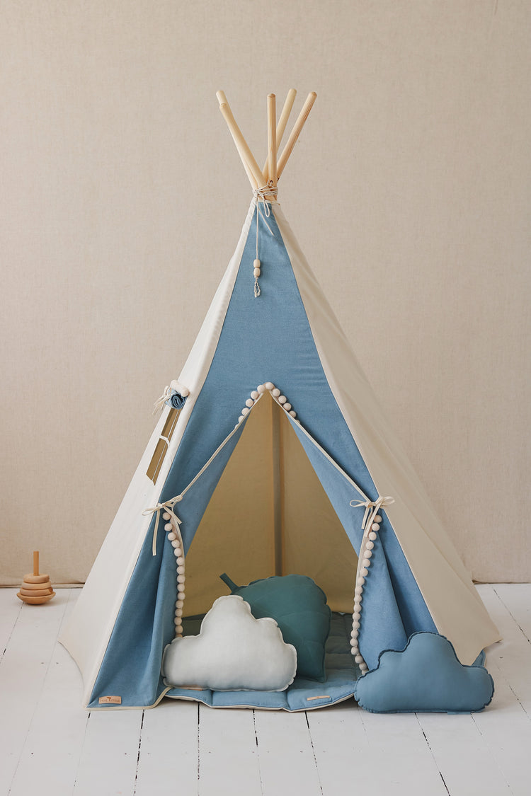 Tipi en coton pour chambre garçon. Beige et bleu, avec pompons, pans à nouer et fenêtre. Coton et pin naturel.