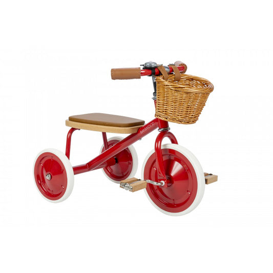 Tricycle vintage rouge pour enfant Banwood. Métal, bois et cuir végétal. Avec un panier en osier. 