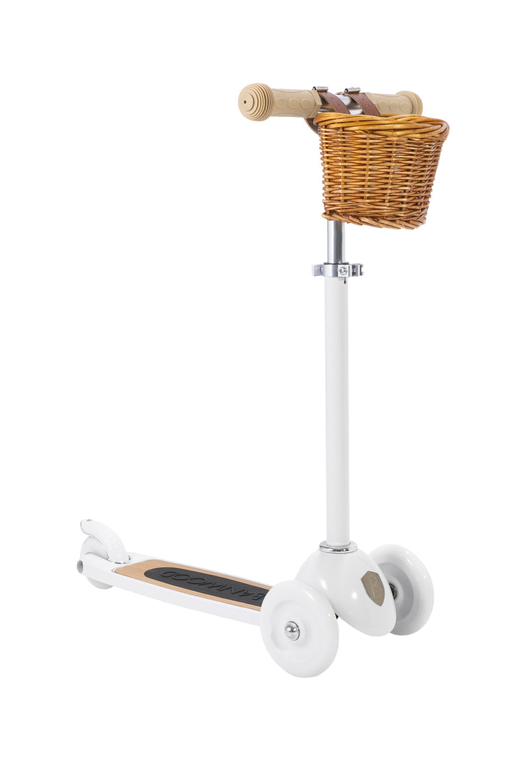 Trottinette enfant Banwood blanche, avec panier, idéale pour les balades en plein air